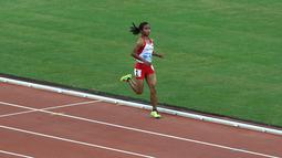 Pelari putri Indonesia Triyaningsih berlari sendiri, tak terkejar lawan. (Bola.com/Arief Bagus)