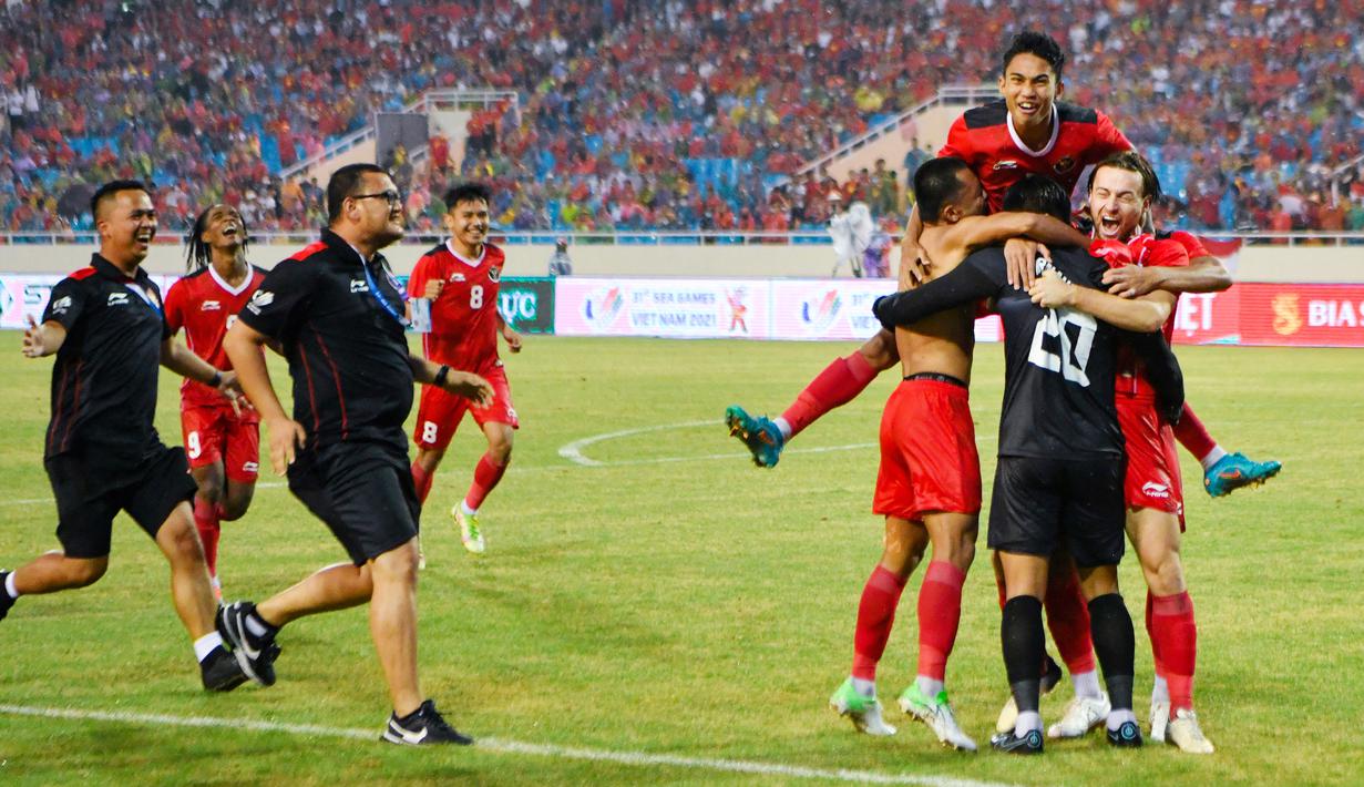 Para pemain Timnas Indonesia melakukan selebrasi usai mengalahkan Malaysia pada laga perebutan medali perunggu SEA Games 2021 yang digelar di Stadion My Dinh, Hanoi, Minggu (22/5/2022). (AFP/ Ye Aung Thu)