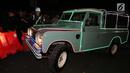 Sebuah mobil Land Rover klasik bak terbuka tumpangan Jokowi-Ma`ruf di gedung KPU Pusat, Jalan Imam Bonjol, Jakarta, Jumat (21/9). Mobil warna hijau dengan No B 2741 FK dihiasi lampu warna-warni. (Liputan6.com/Fery Pradolo)