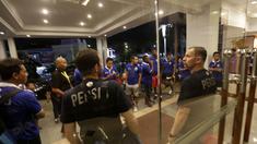 Dejan Antonic saat bersama pemain Persib sebelum berangkat ke stadion melawan Bhayangkara Surabaya United di Stadion Gelora Delta Sidoarjo, Sabtu (11/6/2016). (Bola.com/Nicklas Hanoatubun)