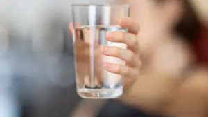 Minum air putih yang cukup saat sahur dan berbuka puasa. (unsplash.com/@enginakyurt)