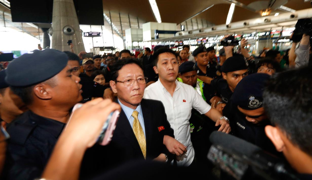 Dubes Korut untuk Malaysia, Kang Chol diusir pemerintah Malaysia, Sepang, Senin (6/3). Pemerintah Malaysia mendeklarasikan Dubes Kang sebagai 'persona non grata' -- karena tidak mempercayai investigasi yang dilakukan Malaysia. (AP PHOTO/Vincent Thian)