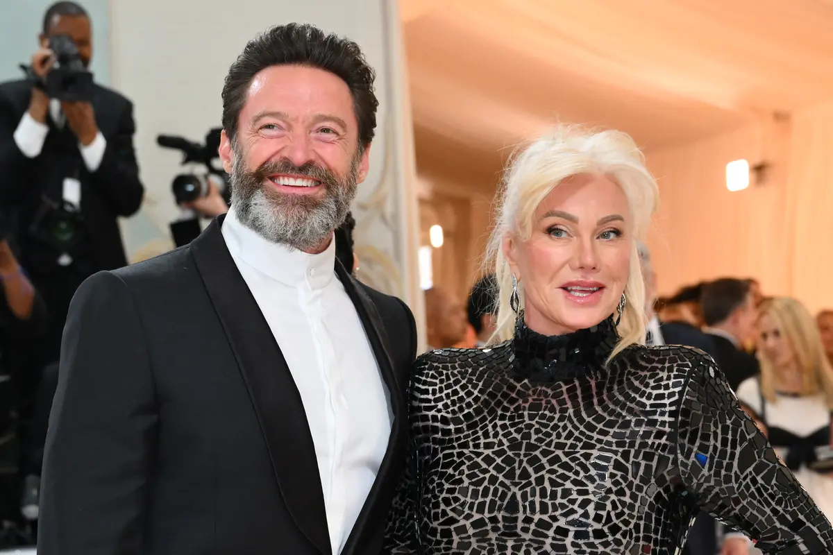 Aktor Australia Hugh Jackman dan istrinya Deborra-Lee Furness tiba untuk Met Gala 2023 di Metropolitan Museum of Art pada 1 Mei 2023, di New York.