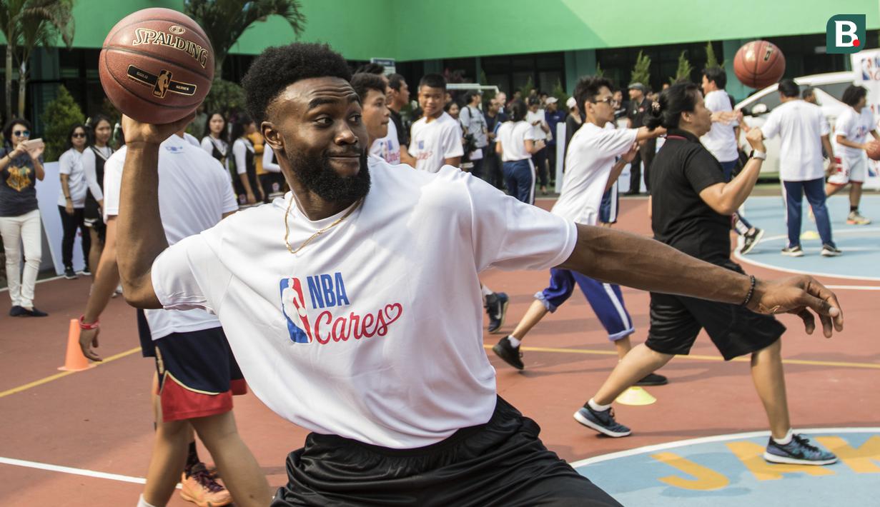 Pebasket Boston Celtics, Jaylen Brown, memainkan bola saat Junior NBA Indonesia di SMA 82, Jakarta, Kamis (26/7/2018). Junior NBA merupakan program pembinaan olahraga basket secara global. (Bola.com/Vitalis Yogi Trisna)