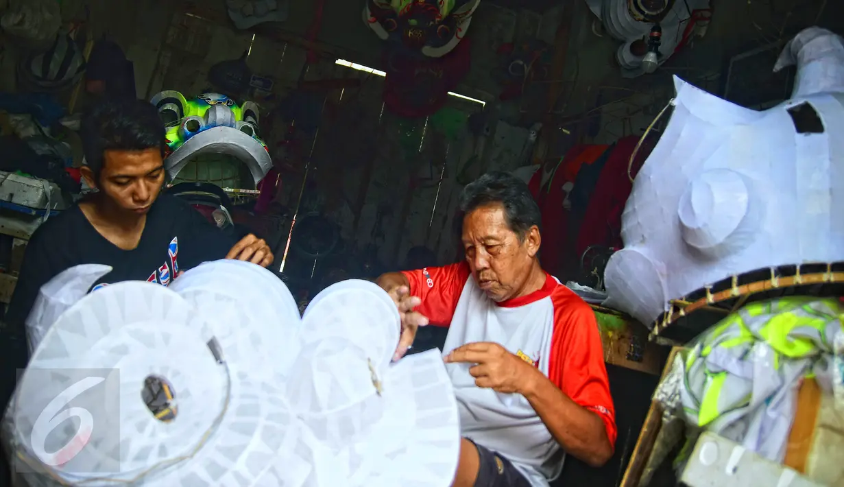 Sutikno, pembuat Barongsai tengah mengerjakan order di tempat pembuatan di Semarang, Jateng, Senin (18/1). Menjelang perayaan Imlek 2567 pengrajin barongsai sudah kebanjiran order sejak 1 bulan lalu. (Foto: Gholib)