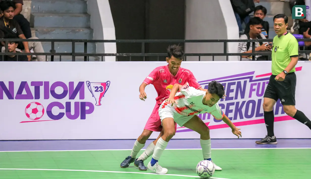 Pemain SMAN 11 Semarang saat melawan SMAN 1 Masbagik pada laga perebutan juara ketiga AXIS Nation Cup 2023 di Istora Senayan, Jakarta, Minggu (15/10/2023). (Bola.com/Bagaskara Lazuardi)