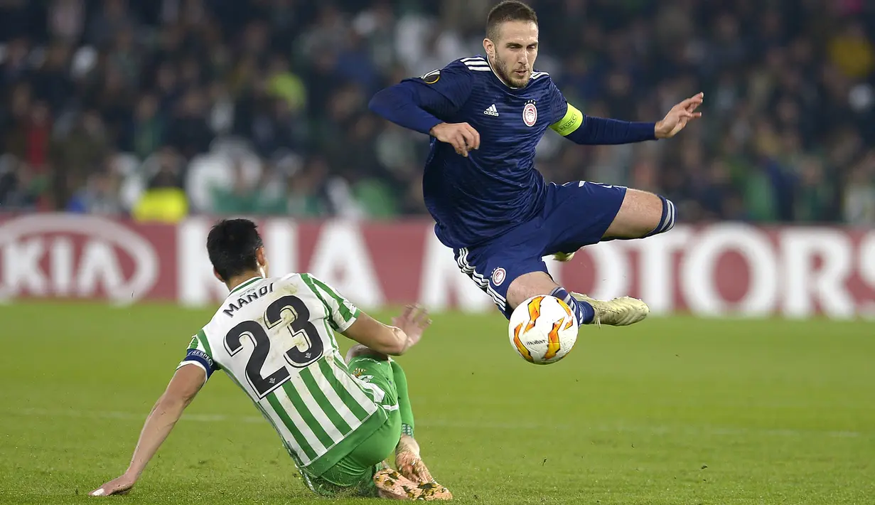 Aissa Mandi yang merupakan pemain Real Betis piawai dalam bermain sebagai bek tengah. Ia juga mampu tampil sebagai bek kiri dan bek kanan. (Foto: AFP/Cristina Quicler)