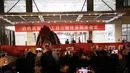 Orang-orang merayakan kedatangan kapsul pembawa pulang (return capsule) wahana antariksa China, Chang'e-5, di Akademi Teknologi Luar Angkasa China di Beijing, ibu kota China (17/12/2020). Sampel Bulan yang dibawanya akan dikirim ke tim peneliti untuk dianalisis serta dipelajari. (Xinhua/Jin Liwang)