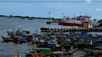 Para nelayan tradisional di Bengkulu terpaksa tidak turun ke laut dan menambatkan kapalnya untuk menghindari serangan Badai dahlia (Liputan6.com/Yuliardi Hardjo)