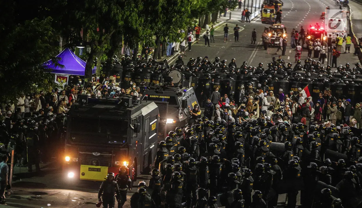 Massa aksi dari Gerakan Nasional Kedaulatan Rakyat berunjuk rasa di depan Gedung Bawaslu, Jakarta, Selasa (21/5/2019). Dalam aksinya yang dijaga aparat kepolisian, mereka meminta Bawaslu memeriksa hasil perolehan suara Pemilu 2019 yang dinilai banyak kecurangan. (Liputan6.com/Faizal Fanani)