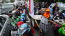 Pengguna jalan melakukan penghormatan saat detik-detik proklamasi 17 Agustus di ruas jalan protokol Jakarta-Bogor, pertigaan Cibinong, Bogor, Jawa Barat, Rabu (17/8/2022). Sejumlah pengguna jalan terlihat turun dari kendaraannya dan melakukan sikap hormat. (merdeka.com/Arie Basuki)