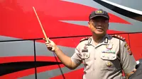Lima kru PO bus diduga menganiaya dua pengendara motor yang sebelumnya tak terima dilempari duku oleh seseorang dari dalam bus. (Liputan6.com/Panji Prayitno)