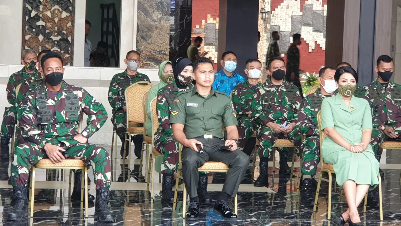 Serda Aprilia Manganang menjalani persidangan pergantian jenis kelamin dan nama di Pengadilan Negeri (PN) Tondano, Manado. (Liputan6.com/Nanda Perdana Putra)