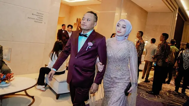 7 Potret Kekasih Sule di Resepsi Pernikahan Rizky Febian dan Mahalini, Menawan