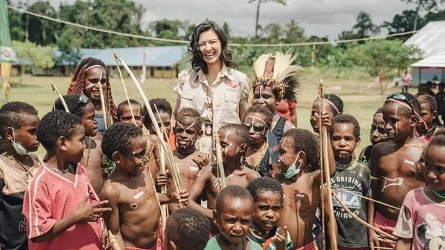 6 Potret Raline Shah Jadi Guru di Papua, Akrab dan Seru