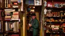 Manuel Mosquera (69) berpose di dalam toko barang antiknya di "Pulgas' Market'' di Pamplona, Spanyol utara, (2/3). (AP Photo/Alvaro Barrientos)