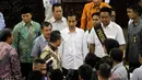 Jokowi mengenakan kemeja putih lengan panjang dan JK mengenakan batik warna biru, Jakarta, (19/10/14). (Liputan6.com/Johan Tallo)