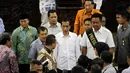 Jokowi mengenakan kemeja putih lengan panjang dan JK mengenakan batik warna biru, Jakarta, (19/10/14). (Liputan6.com/Johan Tallo)