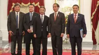 Presiden Jokowi (kedua kanan), Menpora Imam Nahrawi (kanan) beserta delegasi FIFA dan AFC berpose bersama di Istana Merdeka, Jakarta, Senin (2/11/2015). Pertemuan tersebut membicarakan kondisi olahraga sepakbola di Indonesia. (Liputan6.com/Faizal Fanani)