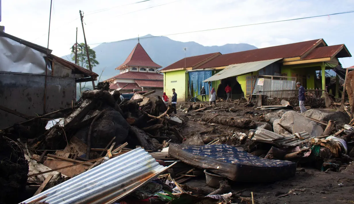 Pencarian korban dilakukan di sekitar sungai dan reruntuhan bangunan yang ada di desa-desa terdampak banjir bandang yang menghantam beberapa wilayah di sekitar Gunung Marapi pada akhir pekan lalu. (AP Photo/ Fachri Hamzah)