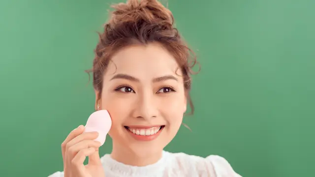 Tips Mengaplikasikan Foundation agar Wajah Terlihat Mulus Bebas Cakey