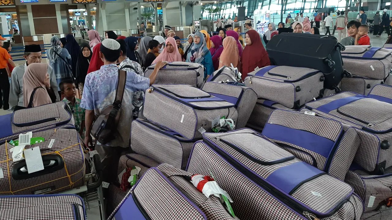 Warga yang hendak berangkat umrah di Bandara Soekarno Hatta, Kamis (27/2/2020).