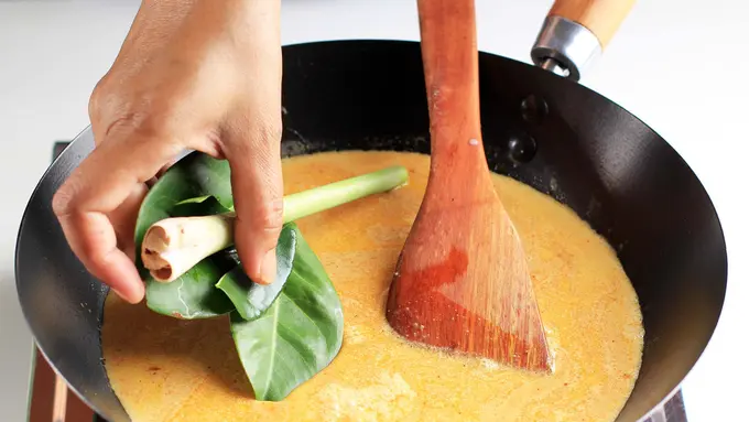 memasukkan bumbu daun salam dan serai