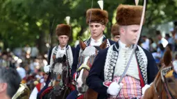 Para penunggang kuda dengan kostum tradisional berpawai saat turnamen lancing Sinjska Alka di Sinj, Kroasia, 9 Agustus 2020. Kompetisi berkuda yang diadakan setiap hari Minggu pertama bulan Agustus itu memperingati kemenangan atas pasukan Ottoman pada 14 Agustus 1715. (Xinhua/Pixsell/Ivo Cagalj)