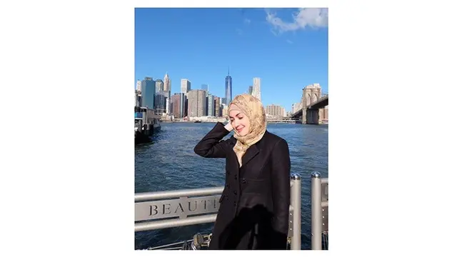 Seleb Non Muslim Ini Tampil Mempesona Dengan Berhijab
