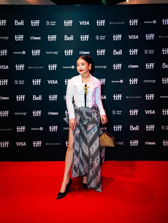 Untuk bawahan, Prilly mengenakan rok batik dengan aksen high slit yang memberi kesan kaki jenjang.  [Instagram/@prillylatuconsina96]