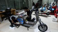 Mekanik menyelesaikan proses konversi motor listrik pada bengkel Elders Garage di basement Gedung Smesco, Jakarta, Selasa (20/12/20222). Konversi motor konvensional bermesin bensin ke listrik menjadi salah satu kebijakan yang dikeluarkan pemerintah. Untuk mempercepat tren elektrifikasi, pemerintah mendorong program konversi dengan memberikan subsidi Rp 6,5 juta.
(merdeka.com/Arie Basuki)