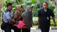 Dua tersangka penerima suap anggota DPRD Kota Malang Tri Yudiani (kedua kanan) dan Sulik Lestyowati (kedua kiri) tiba di gedung KPK, Jakarta, Senin (23/4). Tri dan Sulik diperiksa perdana pasca penahanan. (Merdeka.com/Dwi Narwoko)