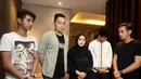 Rekan Olga Syahputra seperti Chand Kelvin, Edric Tjandra dan Tarra Budiman larut dalam kesedihan  (foto: galih w. satria)