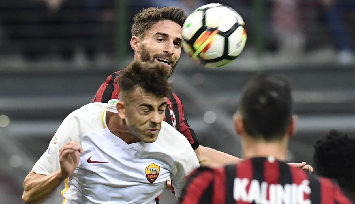 Gelandang AC Milan, Hakan Calhanoglu, duel udara dengan gelandang AS Roma, Stephen El Shaarawy, pada laga Serie A Italia di Stadion San Siro, Milan, Minggu (1/10/2017). Milan kalah 0-2 dari Roma. (AFP/Miguel Medina)