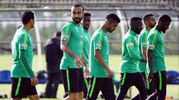 Striker Arab Saudi, Mohammed Al-Sahlawi, berbincang dengan Taiseer Al Jassam saat latihan jelang Piala Dunia di Saint Petersburg, Rusia, Senin (11/6/2018). Arab Saudi akan melawan Rusia pada laga pembukaan Piala Dunia 2018. (AFP/Paul Ellis)
