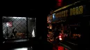 Lampu bar tempat hiburan malam dimatikan di sebuah kawasan prostitusi atau red-light district, Bangkok, Thailand, (17/10). Para wisatawan juga diminta unutk berpakaian sopan untuk menghormati Sang Raja Bhumibol Adulyadej. (REUTERS/Issei Kato)