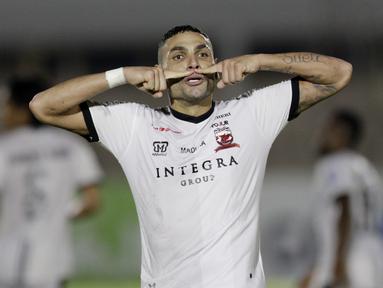Bek Madura United, Jaimerson Xavier, melakukan selebrasi usai membobol gawang Bhayangkara FC pada laga Liga 1 2019 di Stadion Madya, Jakarta, Senin (5/8). Kedua tim bermain imbang 1-1. (Bola.com/M iqbal Ichsan)