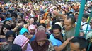 Ratusan warga Tangerang berdesakan untuk mendapatkan kupon kurban, Banten, Kamis (24/9/2015). (Liputan6.com/Faisal R Syam)