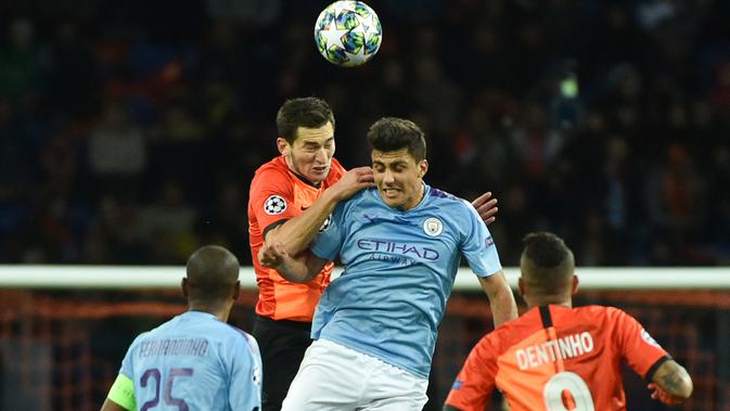 Pemain Shakhtar Donetsk, Taras Stepanenko dan pemain tengah Manchester City, Rodri melompat bersama saat berebut bola pada laga pertama Grup C Liga Champions di Metalist Stadium, Rabu (18/9/2019). Manchester City sukses menghantam Shakhtar Donetsk dengan skor 3-0. (Genya SAVILOV / AFP)