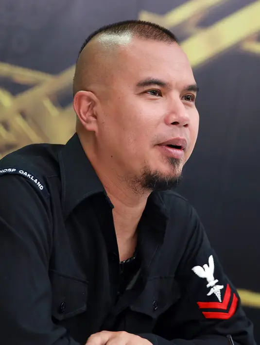 Musisi sekaligus pengusaha ini mengatakan jika ia tidak ingin kalah dengan Mulan Jameela dengan video curhatnya tersebut. Ia juga mengatakan jika saat ini curhat dengan presenter berkepala plontos merupakan tren. (Deki Prayoga/Bintang.com)