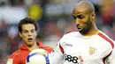 Striker Sevilla, Frederic Kanoute mengontrol bola dalam laga La Liga Spanyol menghadapi Osasuna pada 16 Mei 2009 di Stadion Reyno de Navarra, Pamplona. AFP PHOTO/Rafa Rivas