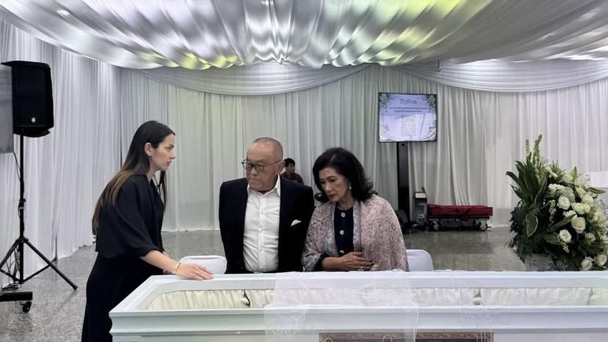 6 Potret Tampilan Sederhana Nia Ramadhani di Rumah Duka hingga Pemakaman Nenek Tercinta