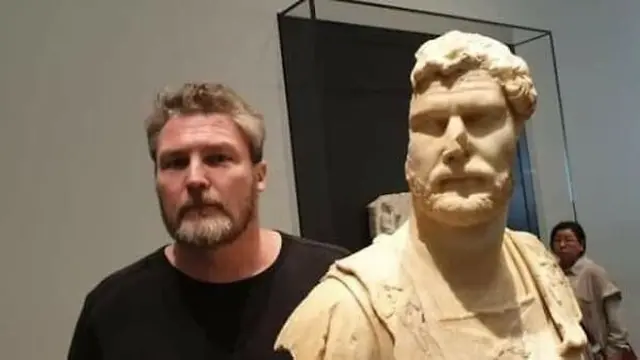 orang ketemu tokoh kembaran di museum