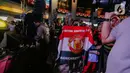 Kehadiran Schmeichel membuah heboh dan histeris fans. Mereka langsung menyanyikan yel-yel khas Manchester United dan chant untuk Peter Schmeichel.   (Liputan6.com/Faizal Fanani)