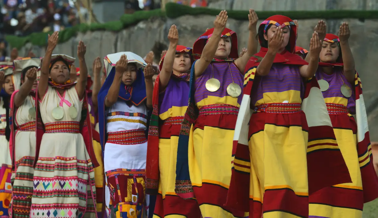 Sejumlah pemain melakukan adegannya dalam Festival Inti Raymi di kompleks benteng Sacsahuaman, Peru (24/6). Acara in idigelar setiap tanggal 24 Juni. (AFP Photo/Cris Bouronce)