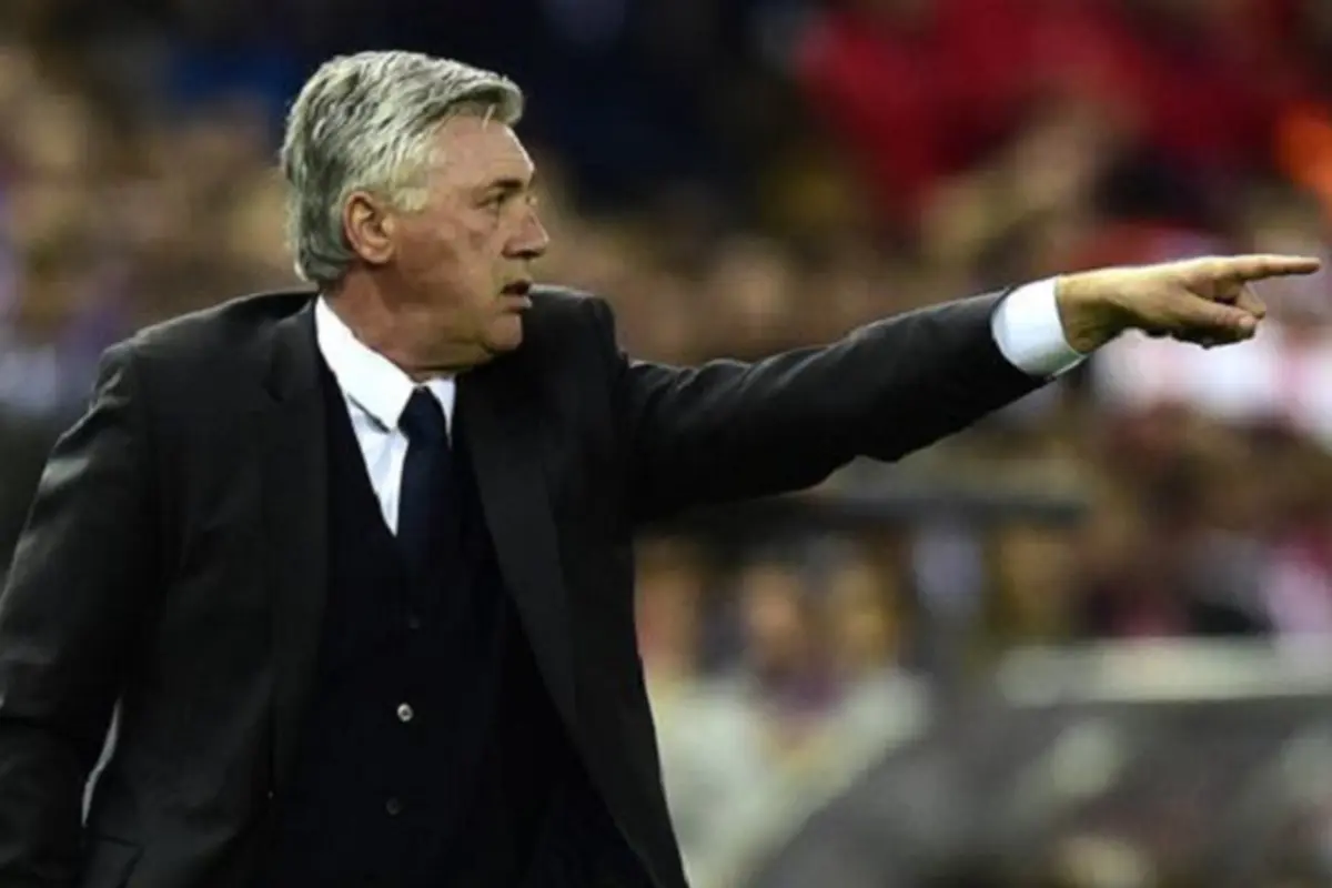 Carlo Ancelotti Memberikan Instruksi Madrid vs Atletico (Javier Soriano/AFP/Getty Images)