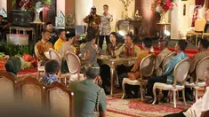 Presiden Joko Widodo (Jokowi) saat mengikuti geladi resik ijab kabul pernikahan putrinya Kahiyang-Bobby di Graha Saba Buana, Solo, Selasa (7/11). Jokowi akan menikahkan putrinya, Kahiyang Ayu pada Rabu (8/11) esok. (Liputan6.com/Yosafat Okkaviano)