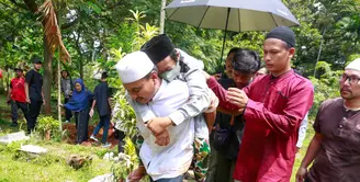 Duka mendalam dirasakan komedian Adul. Jumat (24/3) sang ibunda H. Umronih menghembuskan napas terakhirnya. Ibunda Adul meninggal akibat pembengkakan jantung. Tapi sebelumnya memiliki riwayatasam lambung dan penyakit diabetes. Saat ikut mengantarkan prosesi pemakaman ibundanya, Adul tempak lemas hingga digendong menuju mobil  ambulance. [Foto: Muhammad Akrom Sukarya/© KapanLagi.com]