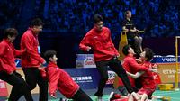 Selebrasi pemain dan ofisial China usai dipastikan menjadi juara Piala Sudirman 2025, Minggu (4/5/2025). (AFP/Adek Berry)