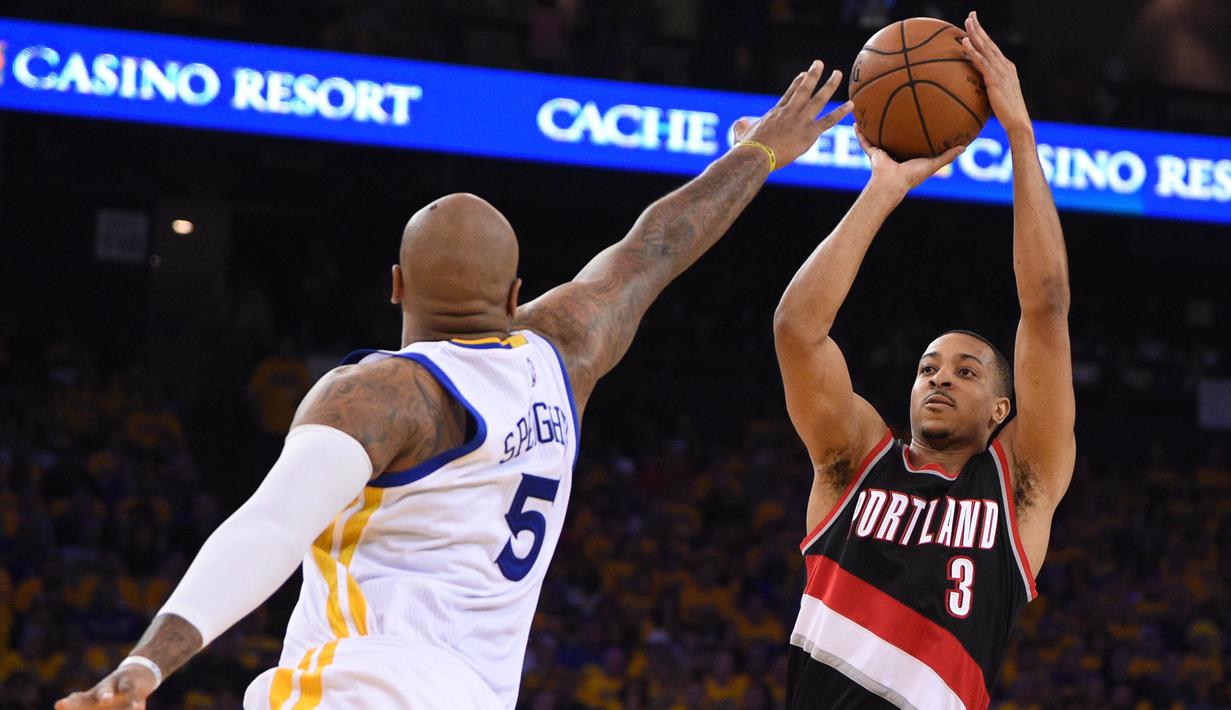 Portland Trail Blazers guard, C.J. McCollum (3) mencoba melakukan tembakan saat dihadang Golden State Warriors center, Marreese Speights (5) pada laga NBA Playoffs di Oracle Arena, Rabu (4/5/2016) WIB.  (Mandatory Credit: Kyle Terada-USA TODAY Sports)